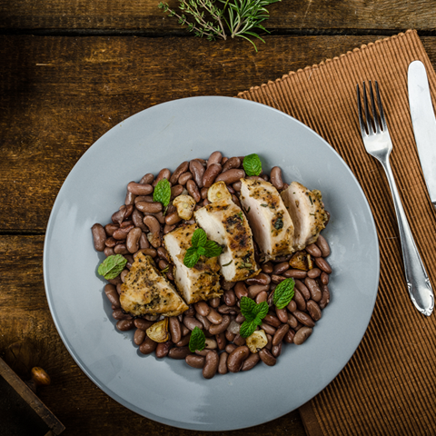 Petto di tacchino marinato alle erbe con fagioli borlotti lessati