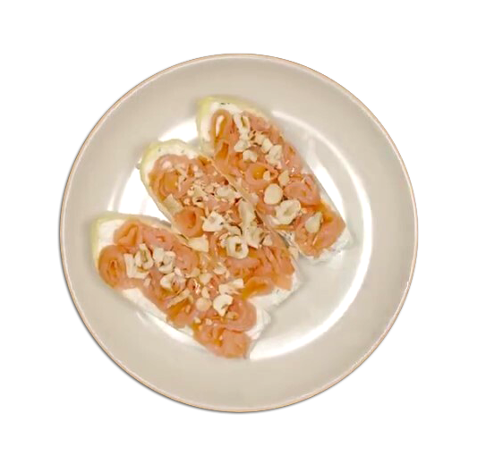 Barchette di indivia belga con crema di caprino alle erbe, salmone affumicato e nocciole